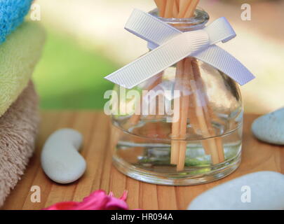 Aromatherapie Reed Diffuser Flasche in einer schönen outdoor-Ambiente im morgendlichen Sonnenlicht Stockfoto