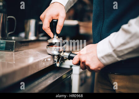 Barista mit Kaffeemaschine, die Zubereitung von frischen Kaffee mit Latte Schaum im Café und Restaurant, Bar oder Kneipe. Stockfoto