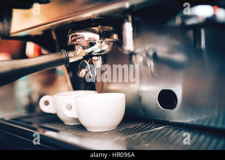Professionelle Kaffee brauen. Espresso-Maschine vorbereiten und zwei perfekte Tassen Kaffee gießen. Restaurant details Stockfoto