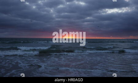 Los Angeles-Abend-Surfer. Den Sonnenuntergang an der West Küste von Amerika. Zwei Surfer nehmen das Wasser in dem schwindenden Licht. Stockfoto