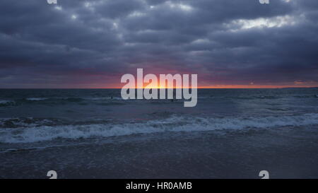 Los Angeles-Abend-Surfer. Den Sonnenuntergang an der West Küste von Amerika. Zwei Surfer nehmen das Wasser in dem schwindenden Licht. Stockfoto