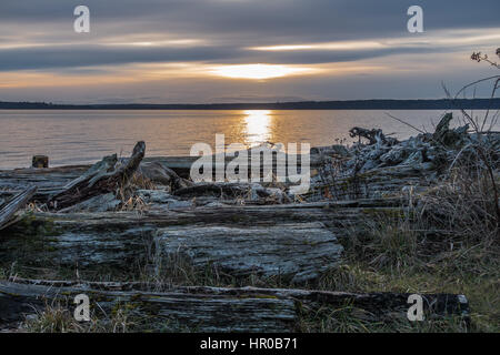 Die Sonne geht hinter bedecktem Himmel in Normandie Park, Washington. Stockfoto