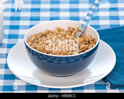 Müsli mit Milch und Blumen auf dem Tisch Stockfoto