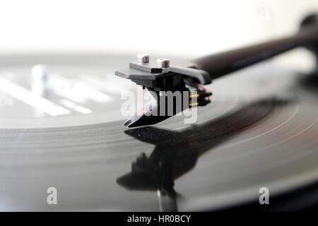 Moderne, hochwertige Plattenspieler Plattenspieler spielen eine analoge Musik von Vinyl LP Stockfoto