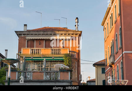 Alte Häuser auf Santa Maria Elisabetta Straße, Herz der Insel Lido. Venedig, Italien. Stockfoto