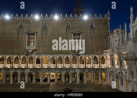 Ein Blick auf den Innenhof der Dogenpalast in Venedig in der Nacht. Stockfoto