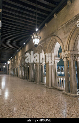 Ein Blick auf die Galerie im Inneren der Dogenpalast in Venedig in der Nacht. Stockfoto