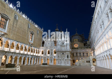 Ein Blick auf den Innenhof der Dogenpalast in Venedig in der Nacht. Stockfoto