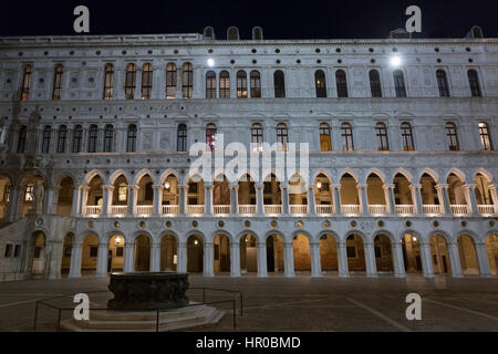 Ein Blick auf den Innenhof der Dogenpalast in Venedig in der Nacht. Stockfoto