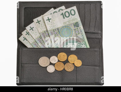 Polnische Zloty 100 Banknoten und Münzen in Mann schwarz Leder Brieftasche isoliert auf weißem Hintergrund Stockfoto