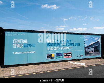 Gewerbliche industrielle Lagereinheiten, Werbung am Bau der Lokalität Perimeter unterzeichnen zu lassen Stockfoto