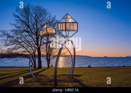 "Engagement" Ring-Skulptur von Dennis Oppenheim, Sunnset Beach, English Bay, Vancouver, Britisch-Kolumbien, Kanada Stockfoto
