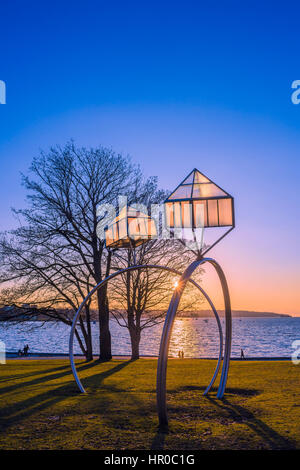 "Engagement" Ring-Skulptur von Dennis Oppenheim, Sunnset Beach, English Bay, Vancouver, Britisch-Kolumbien, Kanada Stockfoto