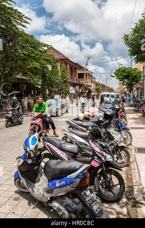 UBUD, Indonesien - 29. August 2008: Parkplatz mit vielen Einheimischen und Motorräder Stockfoto