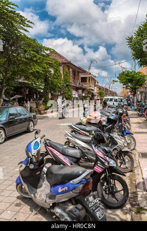 UBUD, Indonesien - 29. August 2008: Parkplatz mit vielen Einheimischen und Motorräder Stockfoto