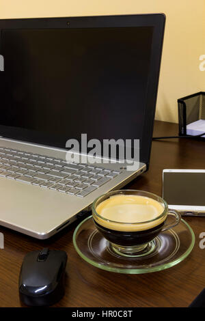 Komfortablen Arbeitsplatz im Büro mit Kaffee auf Schreibtisch, Maus und Telefon Stockfoto