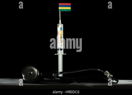 Stethoskop und Spritze voller Drogen injizieren die Flagge von Mauritius auf schwarzem Hintergrund Stockfoto