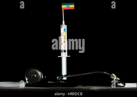 Stethoskop und Spritze voller Drogen injizieren der äthiopischen Flagge auf einem schwarzen Hintergrund Stockfoto