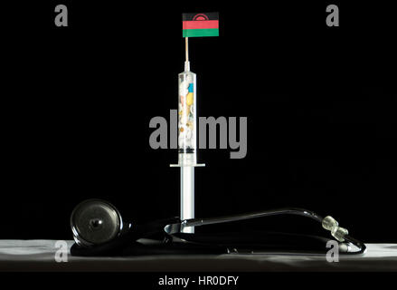 Stethoskop und Spritze voller Drogen injizieren der Malawi-Flagge auf einem schwarzen Hintergrund Stockfoto