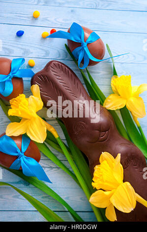 Glücklich Schokolade Ostereier und Häschen auf gelbe Tischdecke, Nahaufnahme. Stockfoto
