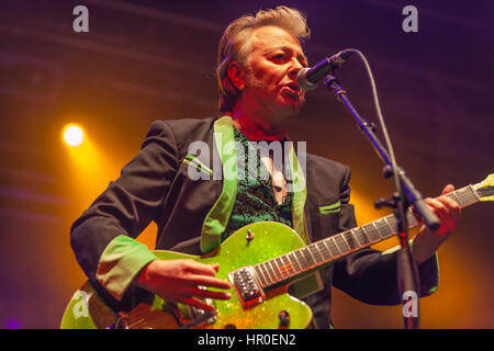 Brian Setzer, ehemals von streunenden Katzen führt das Feld in der Rockabilly-Musik. Hier zu sehen mit seiner Shockabilly-Riot-Band in Byron Bay Bluesfest, Stockfoto