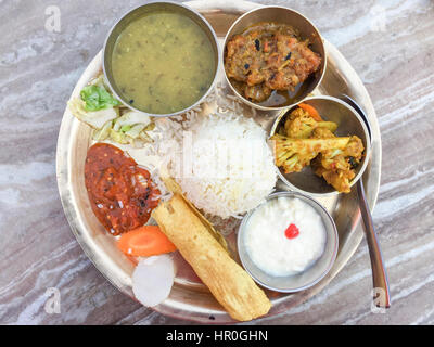 Selektiven Fokus der traditionellen nepalesischen Küche - Fische Thali oder Thakali (dal Bhat) in einem Restaurant. Stockfoto