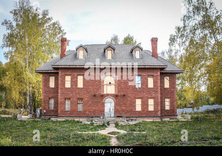 Verlassene Landhaus mit Brettern vernagelt windows Stockfoto