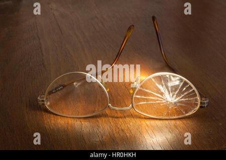 Foto der zerbrochene Gläser auf hölzernen Hintergrund Stockfoto