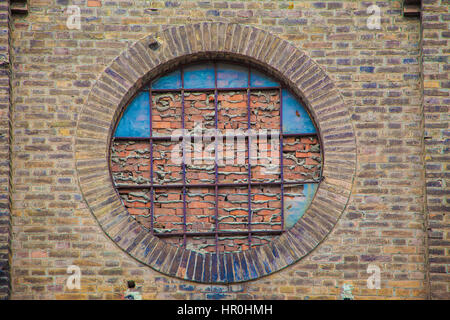 Foto des Fensters in Budapest alten kommunistischen Industriezone zugemauert hinter Gläsern Stockfoto