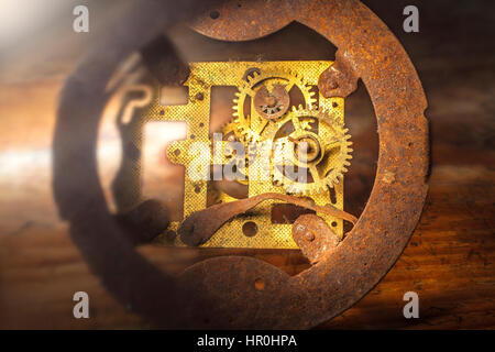 Nahaufnahme Foto der alten Uhr Mechanismus auf hölzernen Hintergrund Stockfoto