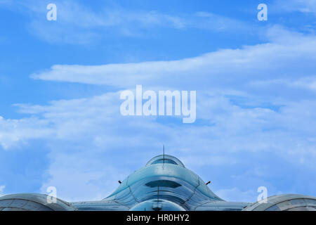 Militärischen Jet Flugzeug Ansicht des Tail hautnah auf einem Hintergrund von blauer Himmel mit Wolken Stockfoto