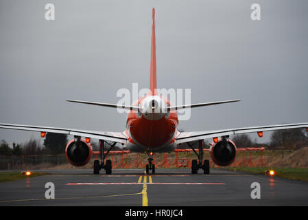 EasyJet Airbus Flugzeug A319-111 G-EZFW am Flughafen London Southend, das für einen Abendflug zur Start- und Landebahn fährt Stockfoto