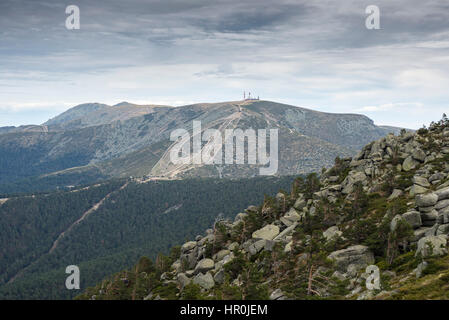 Ansichten von Navacerrada Ski resort aus Siete Picos (sieben Gipfel), in der Sierra de Guadarrama Mountains National Park Provinzen Segovia und Madrid, Spanien Stockfoto