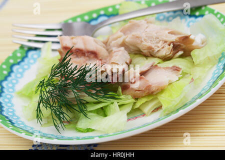 Geräucherte Makrele auf knackigem Eisbergsalat, Nahaufnahme Stockfoto