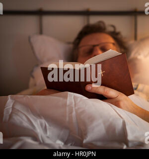 Mann mit der Bibel Stockfoto