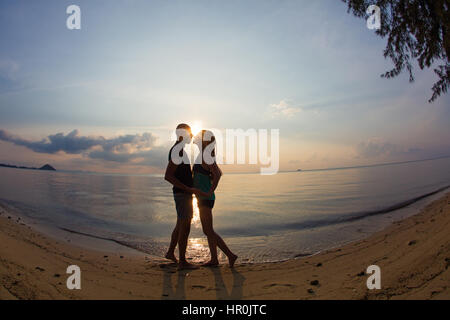 Junges Paar auf Hintergrund Meer Sonnenuntergang in Thailand Stockfoto