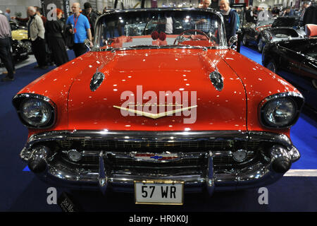 Eine 1957 Chevrolet Bel Air auf dem Display an der London Classic Car Show im ExCel London stattfindet.  Mehr als 800 der schönsten Oldtimer der Welt sind auf dem Display auf der Messe von Vintage Vorkriegs-Tourer bis hin zu einem modernen Konzeptautos.  Die Show bringt rund 33.000 Besucher. von bis schwere Benzin Köpfe Menschen lieben einfach schöne klassische Fahrzeuge. Stockfoto