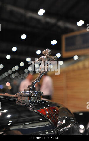 Ein Alvis Motorhaube Maskottchen auf ein 1935 Bertelli zweitürige Sportcoupé auf dem Display an der London Classic Car Show im ExCel London stattfindet.  Mehr als 800 der schönsten Oldtimer der Welt sind auf dem Display auf der Messe von Vintage Vorkriegs-Tourer bis hin zu einem modernen Konzeptautos.  Die Show bringt rund 33.000 Besucher. von bis schwere Benzin Köpfe Menschen lieben einfach schöne klassische Fahrzeuge. Stockfoto