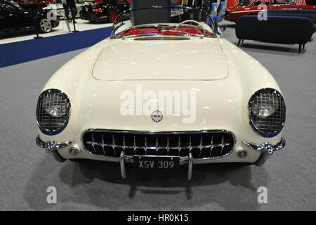 Ein 1954 Chevrolet Corvette auf dem Display an der London Classic Car Show im ExCel London stattfindet.  Mehr als 800 der schönsten Oldtimer der Welt sind auf dem Display auf der Messe von Vintage Vorkriegs-Tourer bis hin zu einem modernen Konzeptautos.  Die Show bringt rund 33.000 Besucher. von bis schwere Benzin Köpfe Menschen lieben einfach schöne klassische Fahrzeuge. Stockfoto