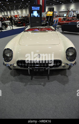 Ein 1954 Chevrolet Corvette auf dem Display an der London Classic Car Show im ExCel London stattfindet.  Mehr als 800 der schönsten Oldtimer der Welt sind auf dem Display auf der Messe von Vintage Vorkriegs-Tourer bis hin zu einem modernen Konzeptautos.  Die Show bringt rund 33.000 Besucher. von bis schwere Benzin Köpfe Menschen lieben einfach schöne klassische Fahrzeuge. Stockfoto