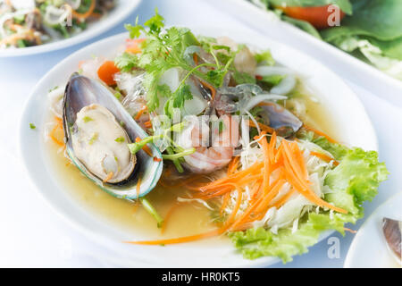 Thai pikante Meeresfrüchte-Salat mit Nudeln Salat essen, thai-Stil im restaurant Stockfoto