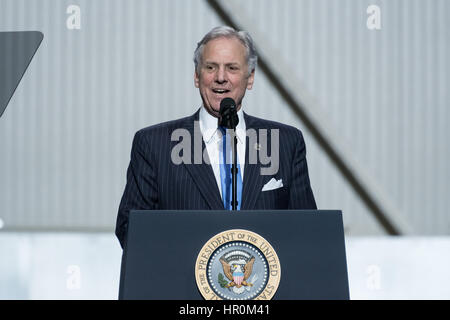 South Carolina Gouverneur Henry McMaster richtet sich Boeing Mitarbeiter vor US-Präsident Donald Trump während das Debüt der neuen Boeing 787-10 Dreamliner Flugzeuge im Boeing Werk 17. Februar 2016 in North Charleston, SC Trumpf Besuch kommt zwei Tage nachdem Arbeiter im Werk von South Carolina gewählt, gewerkschaftliche Vertretung in einem Zustand wo Trump handlich gewann abzulehnen. Stockfoto