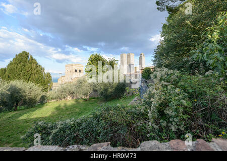 Landschaft des mittelalterlichen Dorfes namens San Gimignano in der Toskana, Italien Stockfoto