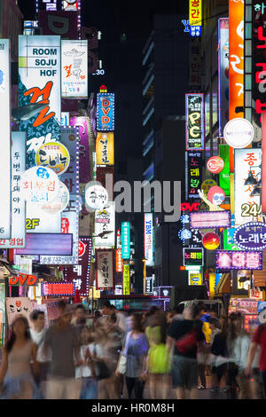 Seoul, Südkorea - 14. August 2014: der Blick auf die Einkaufsstraße in der Nacht überfüllt mit Menschen und Neonlichter am 14. August 2014 in Seoul, South Ko Stockfoto