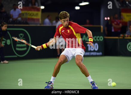 CLUJ-NAPOCA, Rumänien - 17. Juli 2016: Spanischer Tennisspieler Pablo Carreno spielen während eines Spiels Davis Cup durch BNP Paribas match Rumänien Vs Spanien Stockfoto