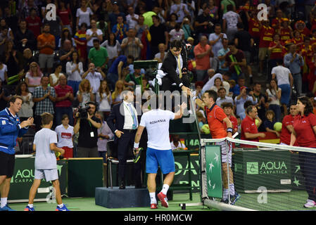 CLUJ-NAPOCA, Rumänien - 16. Juli 2016: Tennisspieler, schütteln ihre Hände beim Finale des Davis-Cup durch BNP Paribas entsprechen Rumänien Vs Spanien Stockfoto