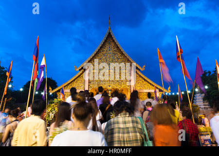 Chiang Mai, Thailand - 29. Mai 2014: Menschenmenge beim Stadtfest Säule (Inthakin Festival) im Wat Chedi Luang verehren Stockfoto