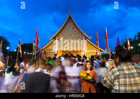 Chiang Mai, Thailand - 29. Mai 2014: Menschenmenge beim Stadtfest Säule (Inthakin Festival) im Wat Chedi Luang verehren Stockfoto