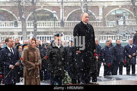 Der russische Präsident Vladimir Putin nimmt an einer Zeremonie anlässlich Tag des Verteidigers des Vaterlandes am Grab des unbekannten Soldaten entlang der Kremlmauer die 23. Februar 2017 in Moskau teil. Hinter Putin sind von links nach rechts: Premierminister Dmitry Medvedev, Föderation Rat Lautsprecher Valentina Matwijenko und Verteidigungsminister Sergei Shoygu. Stockfoto