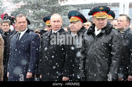 Der russische Präsident Vladimir Putin nimmt an einer Zeremonie anlässlich Tag des Verteidigers des Vaterlandes am Grab des unbekannten Soldaten entlang der Kremlmauer die 23. Februar 2017 in Moskau teil. Stehend mit Putin sind von links nach rechts: Premierminister Dmitry Medvedev und Verteidigungsminister Sergei Shoygu. Stockfoto